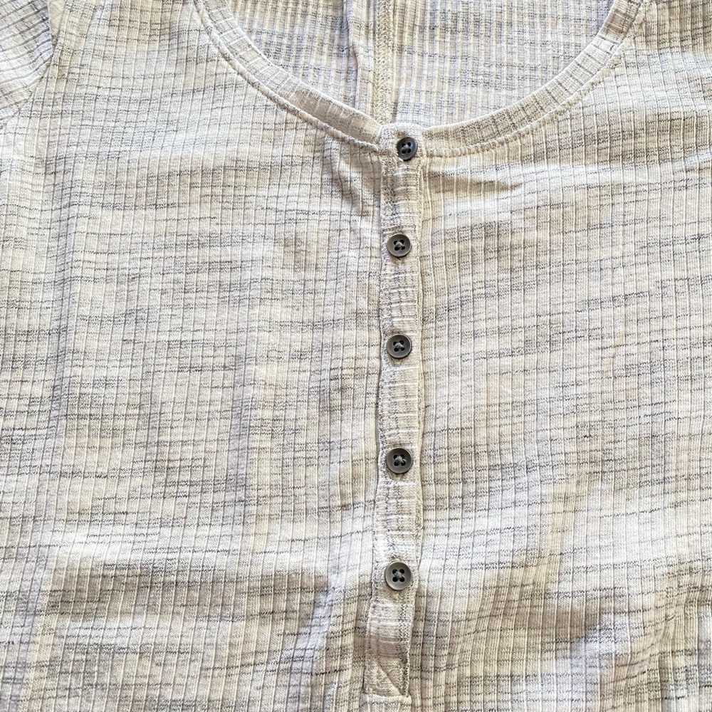 Hollister Light Gray Ribbed Tee - Picture 3 of 3